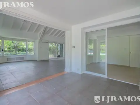 Casa 8 ambientes con 5 baños
