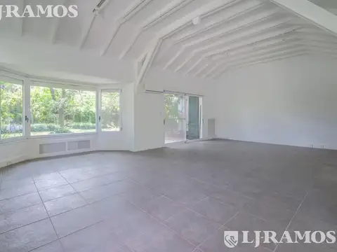 Casa en Alquiler con 1 cochera