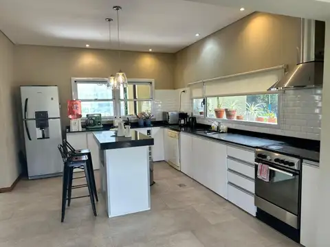 Casa 6 ambientes con 3 baños