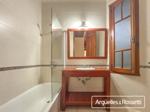 Casa en Alquiler con 2 cocheras