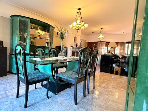 Casa en Venta con 4 cocheras
