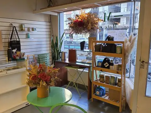 Local en Alquiler en Coghlan, $ 725.000