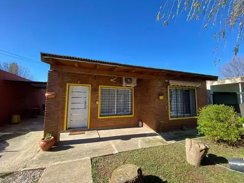 CASA EN VENTA DOS DORMITORIOS - PUEBLO ESTHER