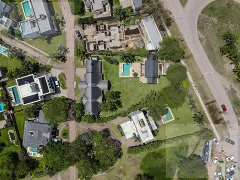 Casa en Venta con 2 cocheras