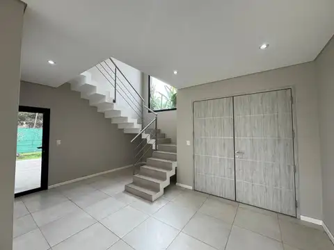 Casa en Alquiler con 3 cocheras