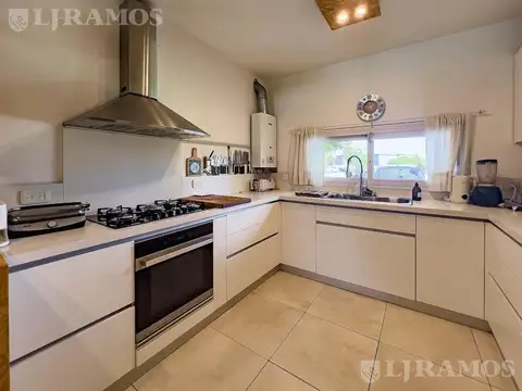 Casa en Alquiler con 3 cocheras