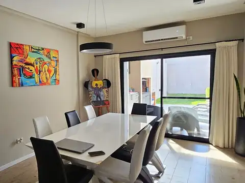 Venta casa 4 ambientes jardin pileta Flores