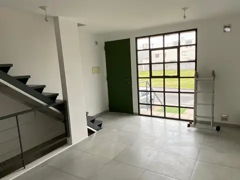 Casa en Alquiler con 2 cocheras