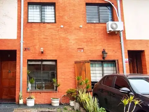 Tríplex, 2 cocheras, patio, Villa Ballester