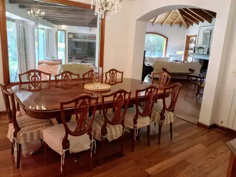 Casa 8 ambientes con 5 baños