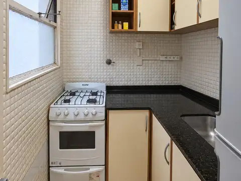 Departamento de 2 Ambientes al frente, balcon corrido, piso alto, muy luminoso