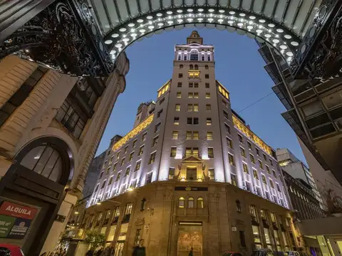 Edificio de oficinas con local bancario. En Venta