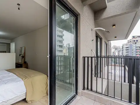 Departamento monoambiente con balcón, pileta y parrilla
