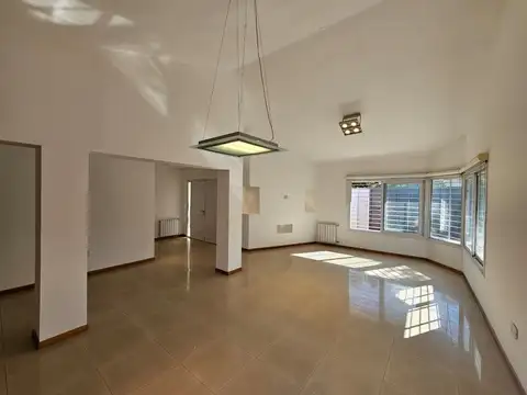 Casa en Venta con 3 cocheras
