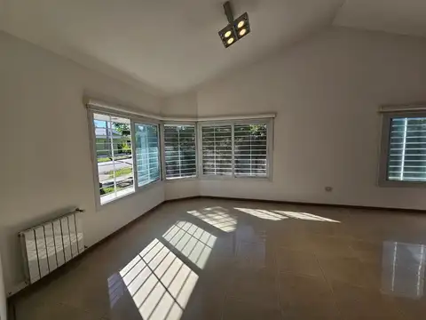 Casa 6 ambientes con 3 baños