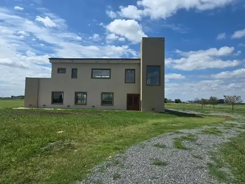 Casa 6 ambientes con 5 baños