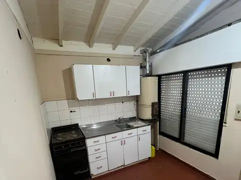 Casa 3 amb con amplio parque al frente, ubicada en Gonzalez Chavez 1061, Temperley