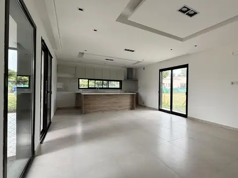 Casa en Venta con 4 cocheras