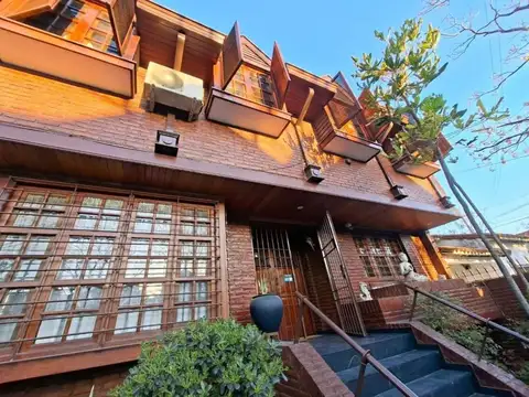 Casa en Venta con 3 cocheras