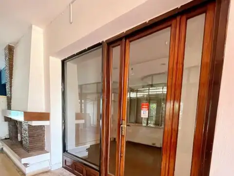 Local sobre calle Entre Ríos y locales en galería.