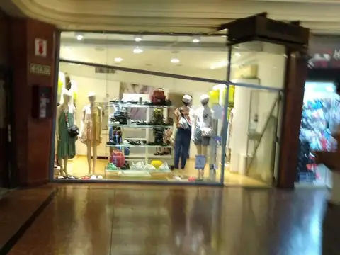 EXCELENTE LOCAL UBICADO EN LA GALERÍA SAN JOSÉ DE FLORES