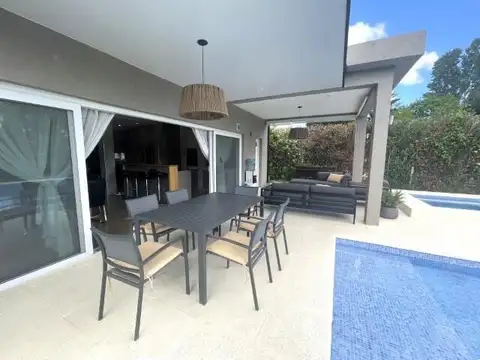 Casa 5 ambientes con 4 baños