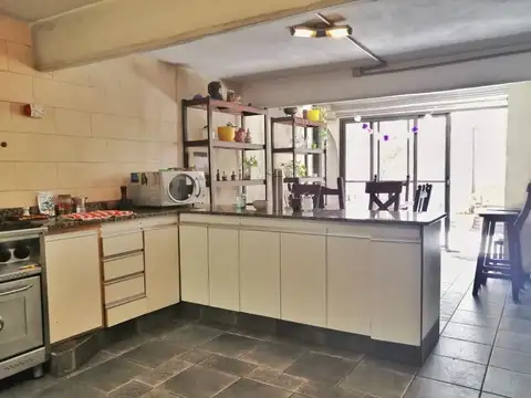 CASA C/COCHERA EN VENTA, ZONA BOEDO