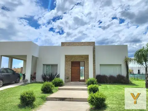 Casa en venta - 3 Dormitorios 1 Baño - 900mts2 - Ezeiza 