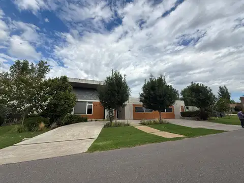 Casa moderna en venta, cuatro dormitorios, piscina. Kentucky Club de Campo