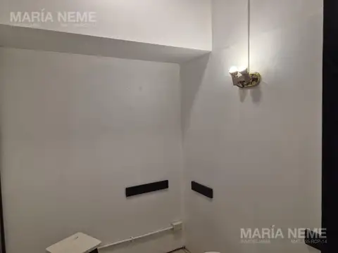 Oficina 8 ambientes con 1 baño