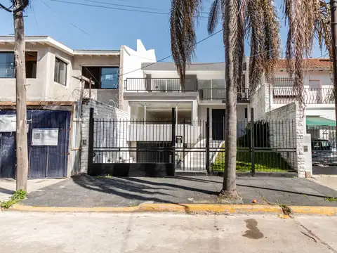 Amplia casa en venta ubicada en Martínez, con jardín y piscina.