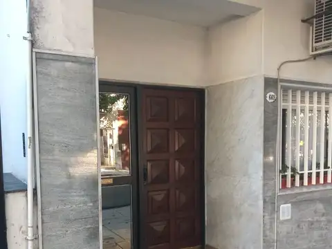 Excelente departamento 2 ambientes segundo piso por escalera