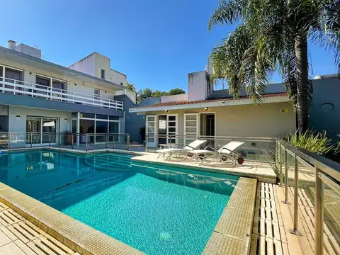 Casa en Venta con 3 cocheras