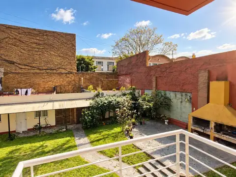 VENTA DEPTO. 2 AMBIENTES CON DOBLE BALCÓN Y COCHERA FIJA