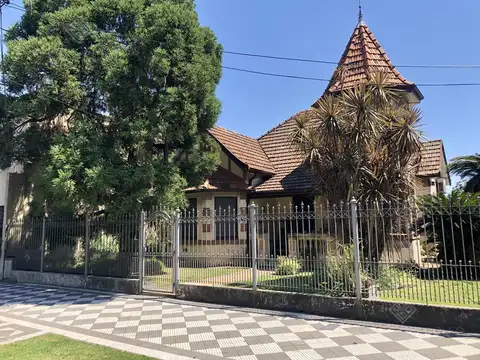 Excepcional Chalet de Estilo sobre lote doble - Venta Directa 