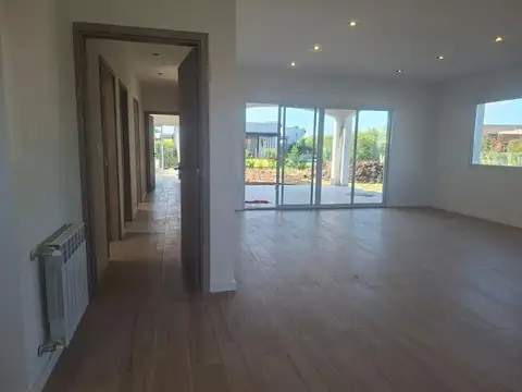 Casa en Venta en Pilar del Este - San Ramon, USD 215.000