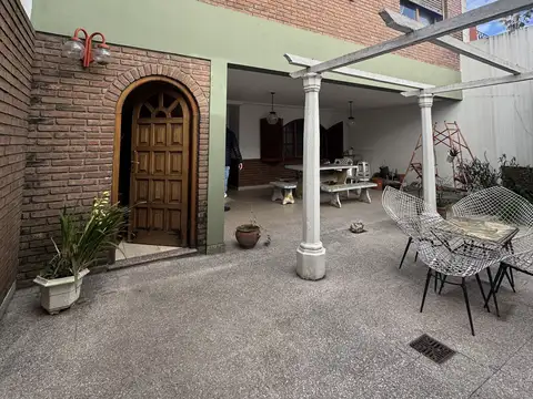 Dos ph de tres ambientes c/ patio y terraza sup. cubierta 155m2 y 80m2 descubiertos