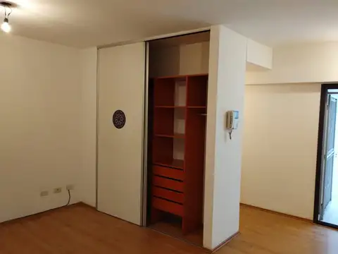 VILLA DEL PARQUE MONOAMBIENTE CON PATIO BAJAS EXP.