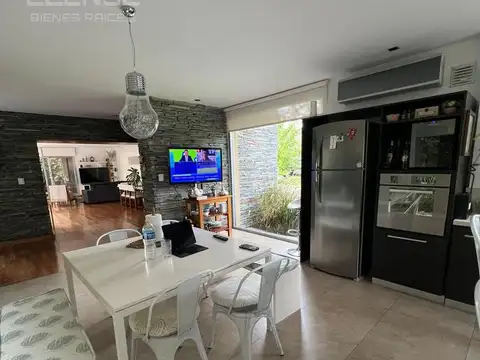 Casa 5 ambientes con 4 baños