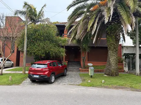 CHALET HERMOSO  6 AMBIENTES OPORTUNIDAD 