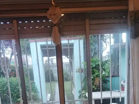 Casa 7 ambientes con 1 baño