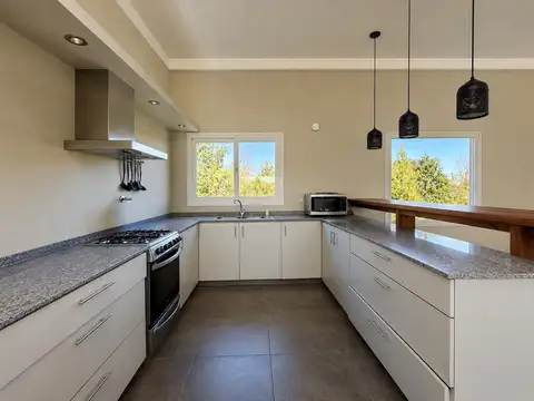 Casa 5 ambientes con 3 baños