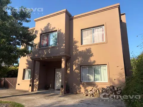 Casa de 4 dormitorios y dependencia con pileta
