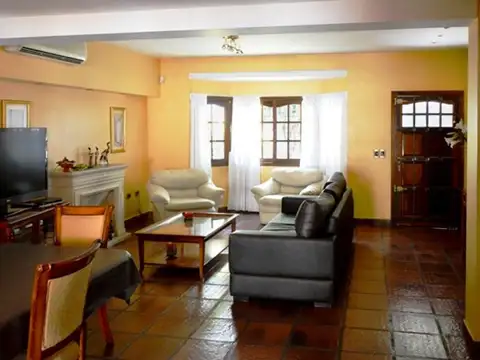 Casa 5 ambientes con 4 baños