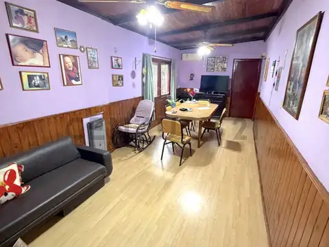 Casa 9 ambientes con 2 baños
