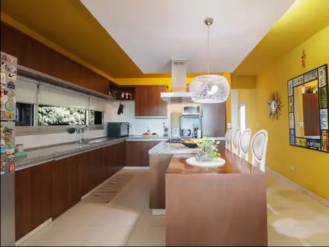 Casa en Venta con 2 cocheras