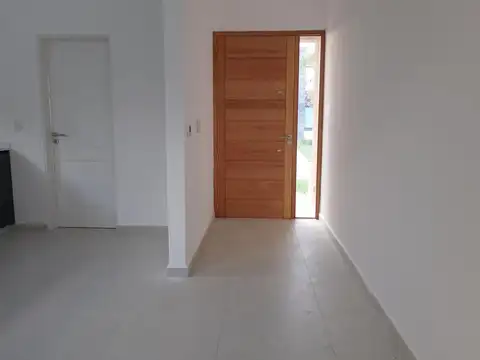 VENTA CASA 4 AMBIENTES A ESTRENAR IMPECABLE EN BARRIO SANTA ELENA