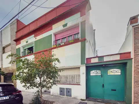 VENTA CASA 6 AMBIENTES EN FLORES MULTIFAMILIAR