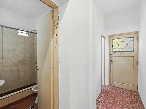 VENTA CASA 6 AMBIENTES EN FLORES MULTIFAMILIAR