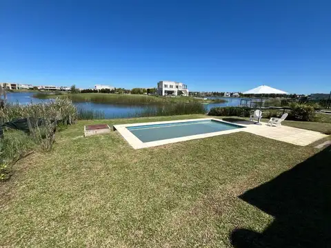 Casa a la Laguna en Venta - El Naudir